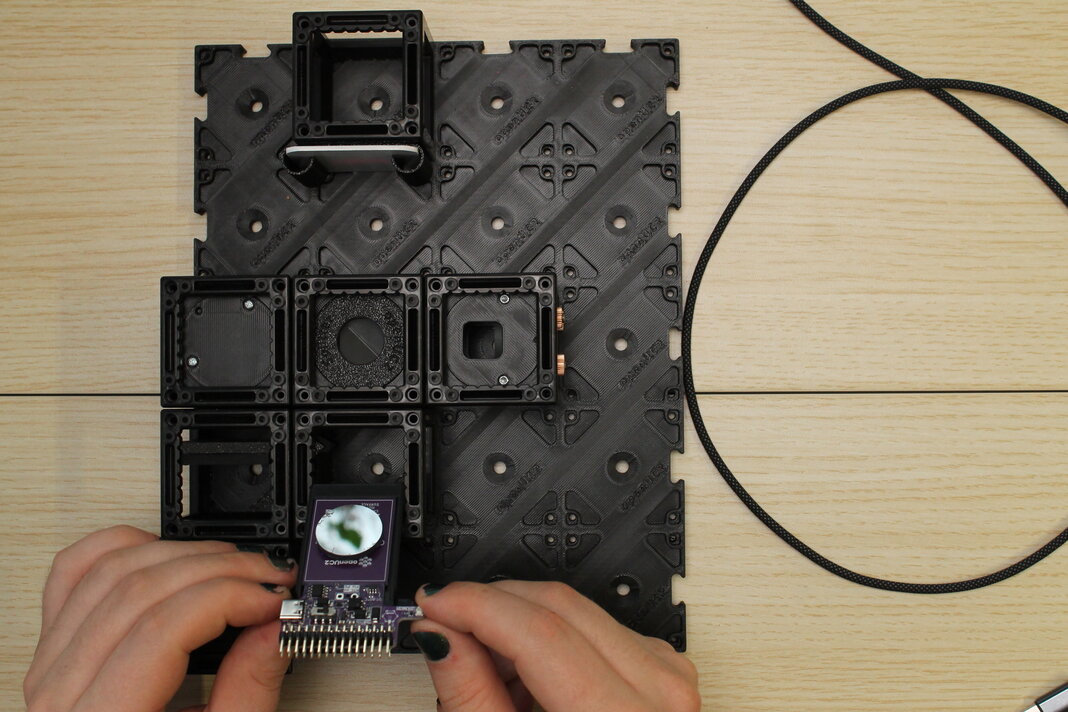 Stecke die Spiegelheizungsarmatur in die fünfte Rille des Würfels im Experiment