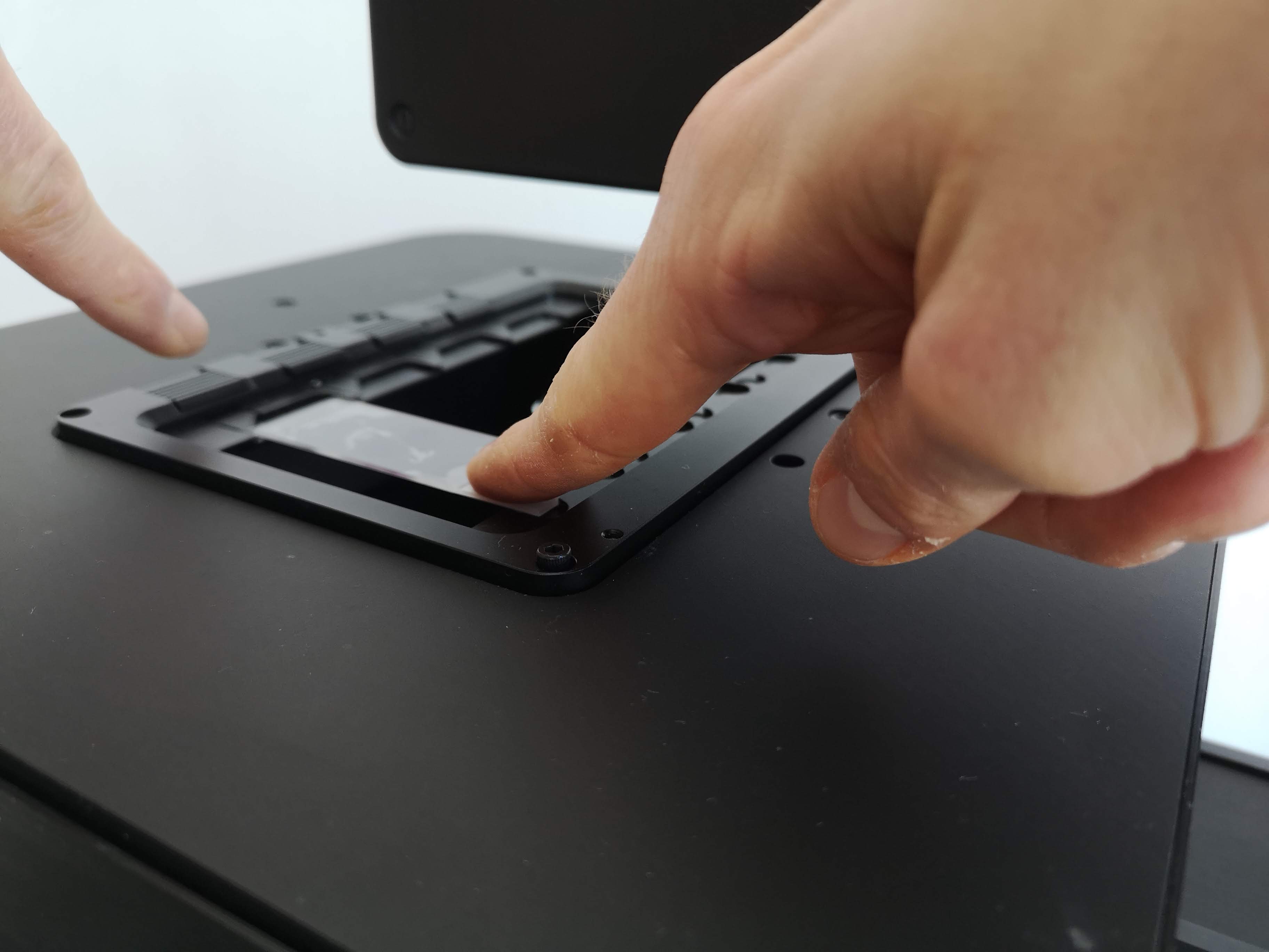 slide holder: let go of spring-loaded edge