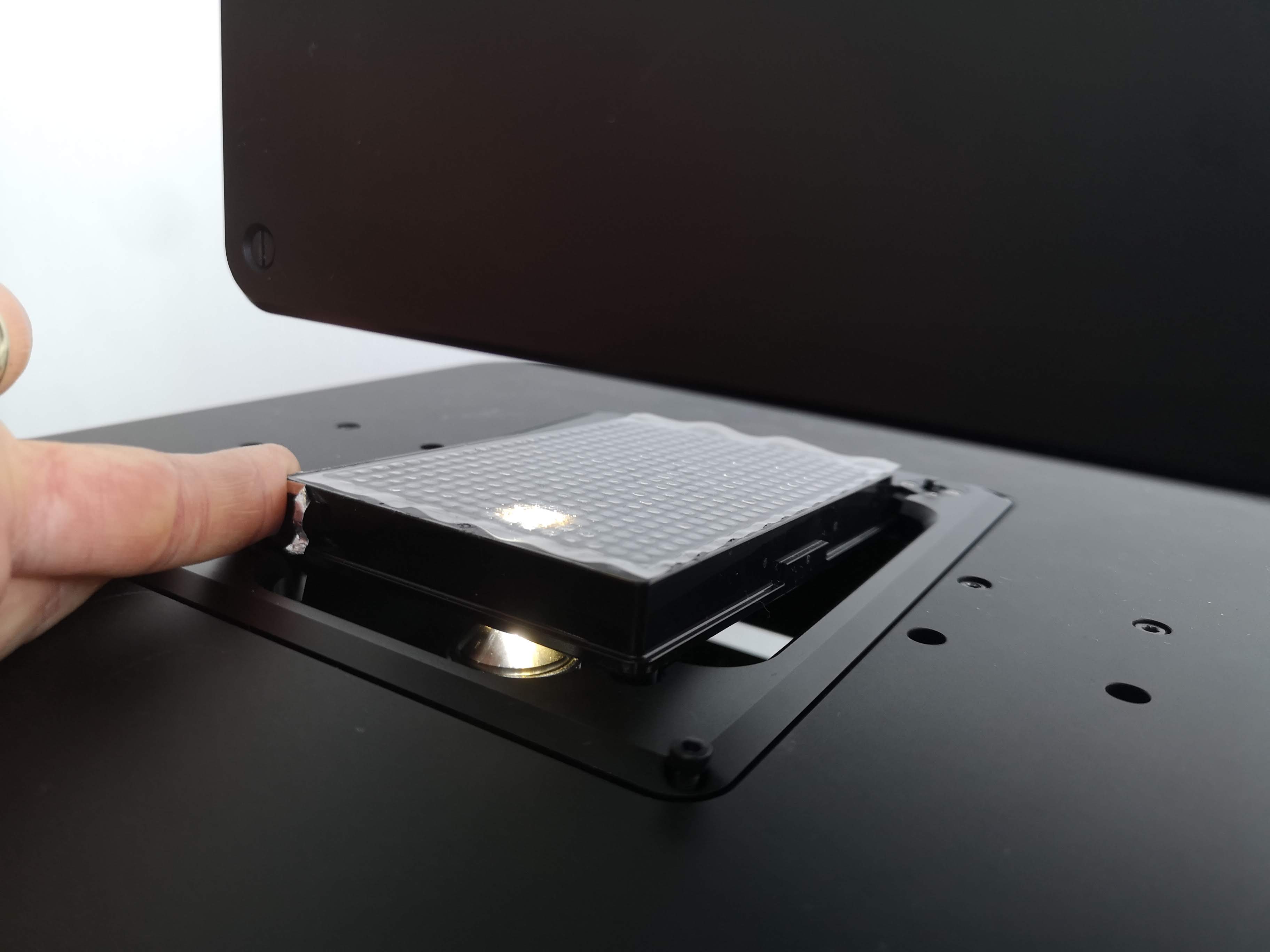 well-plate holder: insert into corner with button