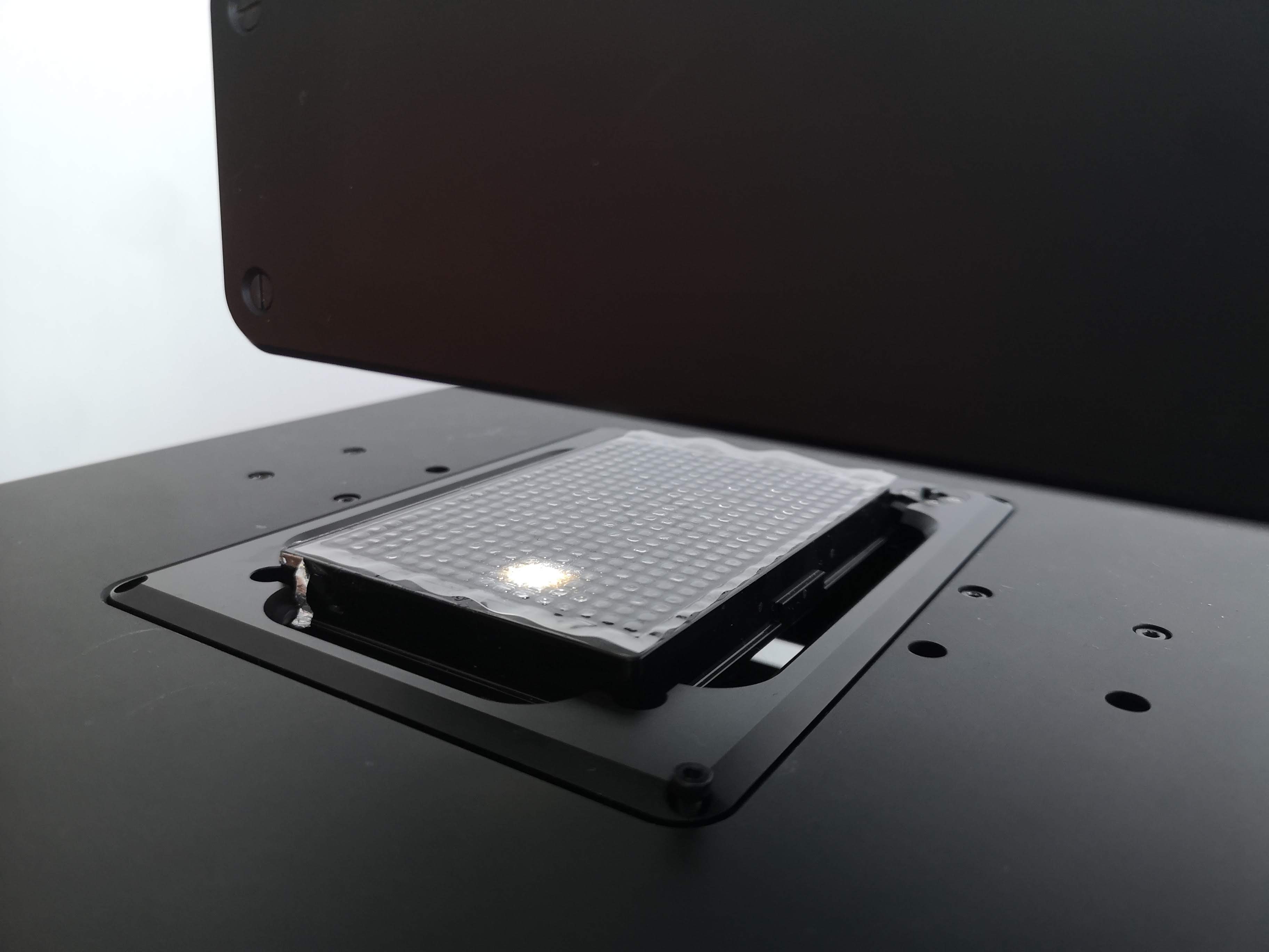 well-plate holder: insert into opposite corner